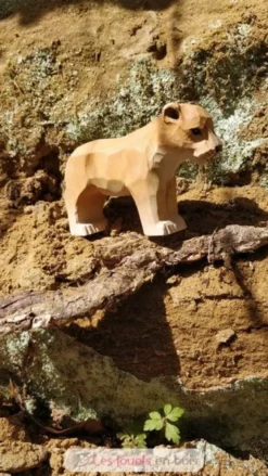 Figurine Lionceau en bois, beige marron - Wudimals