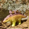 Figurine Stégosaure en bois jaune - Wudimals