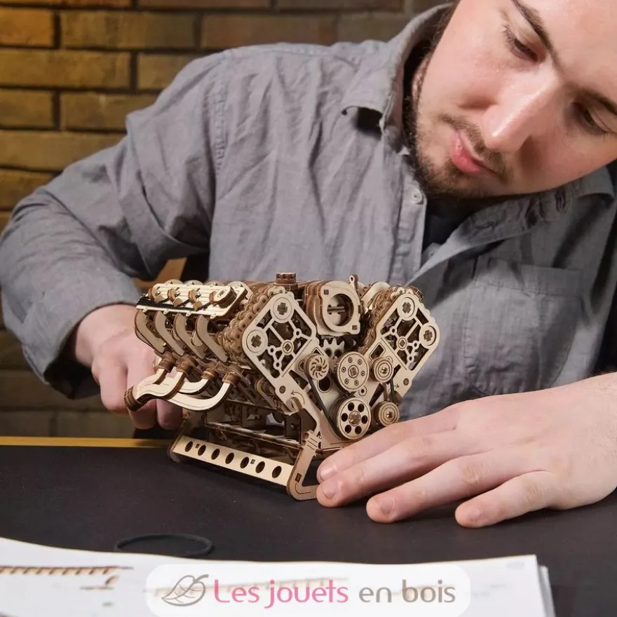 Moteur V8 - Puzzle 3D mécanique en bois - Ugears